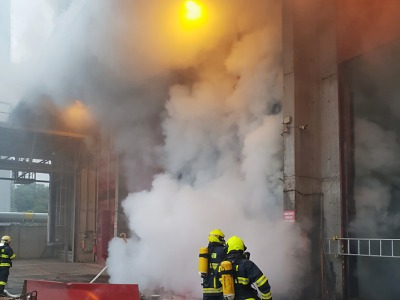 U požáru uskladněného odpadu zasahují liberečtí hasiči