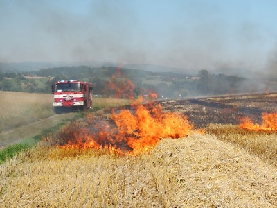 Hasiči zasahovali u požáru pole ve Stružinci