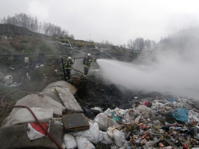 Požáry o víkendu zaměstnaly hasiče, zasahovali v Tatobitech i Košťálově