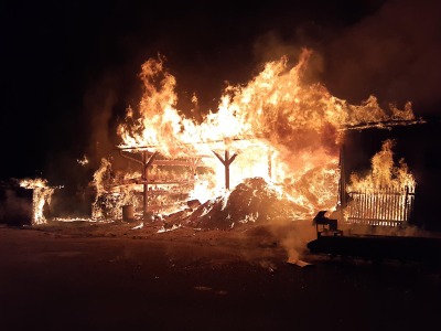 Hasiče zaměstnal na celou noc požár uskladněné štěpky v Horní Branné