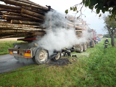 Turnovští hasiči zasahovali u hořícího náklaďáku se dřevem