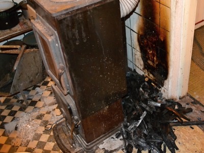 Kvůli požáru dřeva za kamny v Bořkově zemřela starší žena