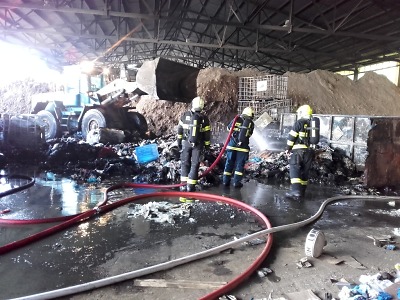 Tři jednotky hasičů zasahovaly při požáru kontejnerů v Lomnici