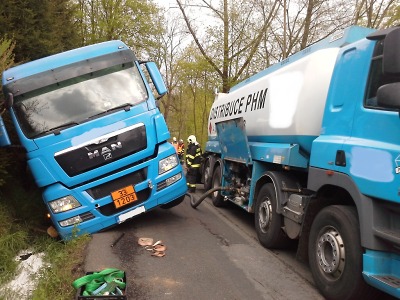 Převrácená cisterna s benzínem zablokovala silnici v Hájích nad Jizerou
