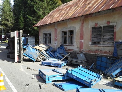 Kamion se při nehodě v Harrachově převrátil na neobydlený dům