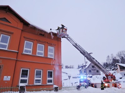 Hasiči shodili nebezpečné rampouchy na škole ve Slané u Semil