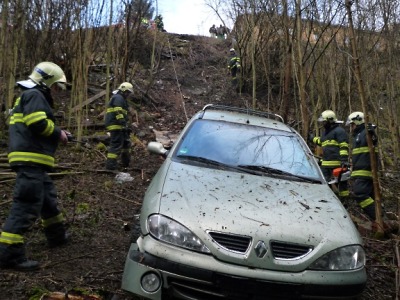 U domova důchodců v Rokytnici sjel Renault bez řidiče srázem