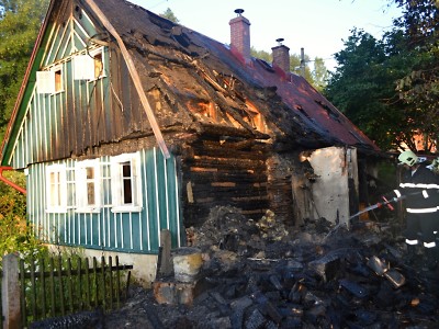 Turnovští hasiči zasahovali při požáru roubenky v Mukařově