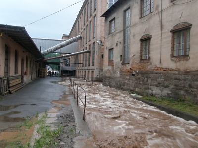 Bouřka zasáhla v podvečer Pojizeří: Padaly stromy a bahno zalilo silnice