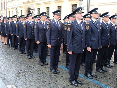 Noví profesionální hasiči skládali slib na Hradčanském náměstí