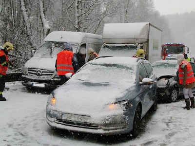 Sněhová pokrývka komplikovala provoz na krajských silnicích