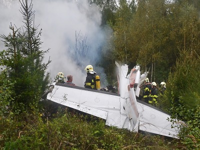 Hasiči zasahují u nehody malého letadla, dva cestující zemřeli