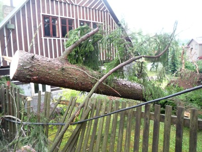 Jilemnickem se prohnala větrná bouře doprovázená krupobitím