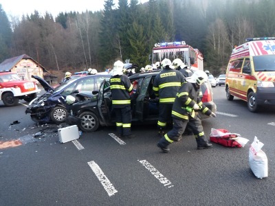 Střet dvou aut zablokoval harrachovskou křižovatku na Mýtě