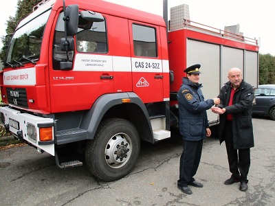 Starší hasičská stříkačka z Pojizeří bude nyní sloužit v Kravařích