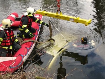 FOTO: Hasiči vytahovali u Přepeř auto z Jizery