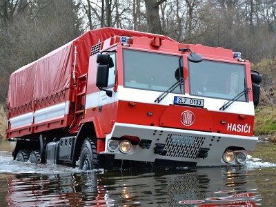 Hasiči testovali novou Tatru v korytu Jizery v Dolánkách