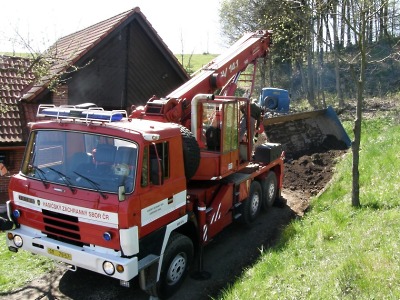 Utrženou korbu vrátili na V3S až semilští hasiči s jeřábem