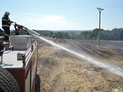 Hasiči varují! Ve velkém suchu hrozí požáry polí i lesů