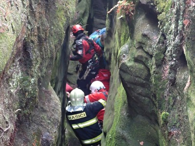 Hasiči o Vánocích vyprošťovali chlapce v Klokočských skalách