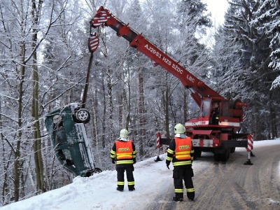 Sníh komplikuje dopravu v Pojizeří, hasiči vyprošťovali několik aut