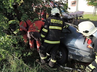 Turnovští hasiči vyprošťovali zraněného řidiče