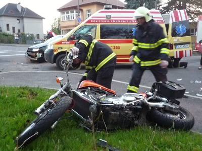 V Turnově na Výšince se srazilo osobní auto s motorkou