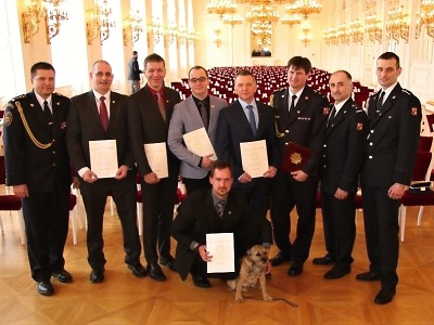 Zlaté záchranářské kříže převzali na Pražském hradě i hasiči z Pojizeří