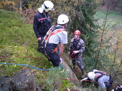 Hasiči bojovali o záchranu vlčáka 6 hodin, ale skalní průrva jej nevydala