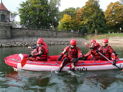 Měsíc výcviků zahájili hasiči na liberecké přehradě Harcov
