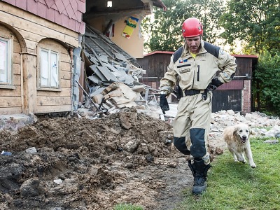 Liberečtí hasiči s kynologem z Turnova pomáhali u zříceného domu