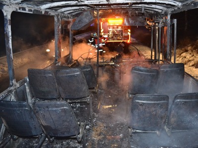 FOTO: V Paceřicích shořel autobus, zasahovali i turnovští hasiči