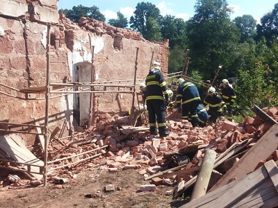 V Bělé spadla zeď starého domu. Zasypaného dělníka vyprostili hasiči