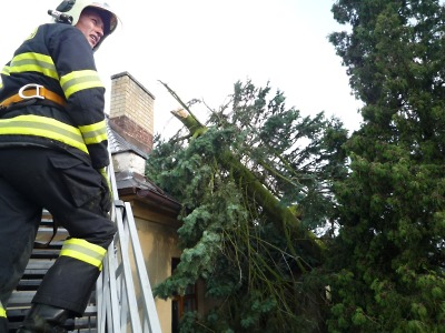FOTO: Bouřka se přehnala Pojizeřím, v Turnově strom poničil dům