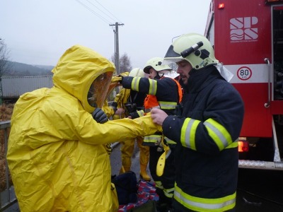 Cvičení: Po nehodě náklaďáku unikl v Turnově nebezpečný kresol