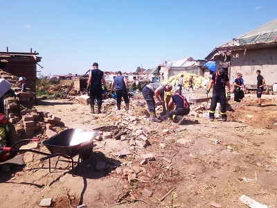 Na jižní Moravě při obnově po tornádu pomáhají i semilští hasiči