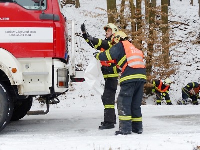 Čerstvý sníh způsobil potíže na silnicích, v Příchovicích uvízl kamion
