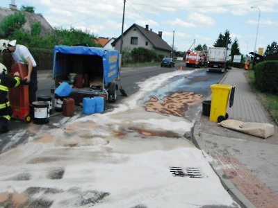 Kamion prorazil v Lomnici nádrž o kanál, na silnici uniklo tisíc litrů nafty 