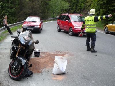 Hasiči o víkendu vyjížděli k dalším nehodám motorkářů