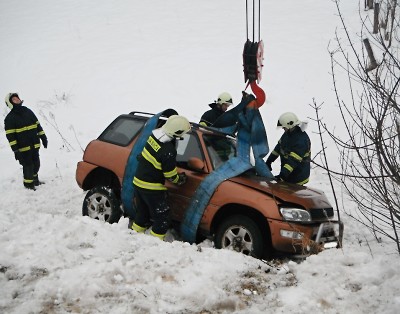 V Nové Vsi se srazila dvě auta, Toyotu dostal zpět na kola až jeřáb