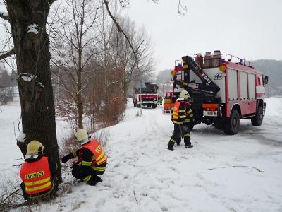 Vozidla hasičů zastavil ve Slané sníh, k požáru museli doběhnout pěšky