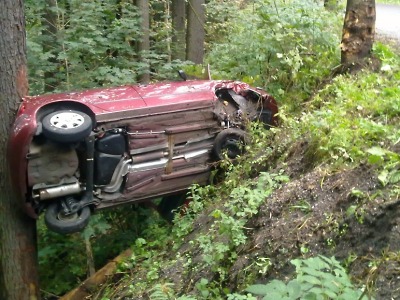 Mladý řidič přišel o život při nárazu do stromu u Jilemnice