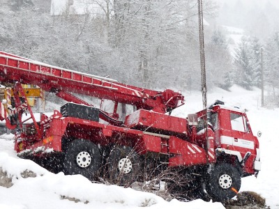 V Bořkově u Semil ve vánici havarovali hasiči, na místě zemřela žena
