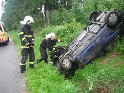 Řidička otočila při havárce ve Škodějově auto na střechu 