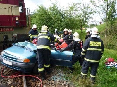 V Horní Sytové se střetl vlak s autem, zaklíněné lidi vyprošťovali hasiči