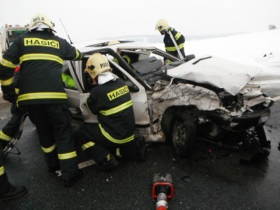 U Lomnice se srazila dvě auta, jednoho z řidičů museli vyprostit hasiči