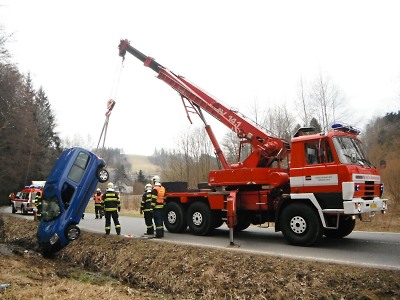 Při vyproštění auta v Nedvězí pomáhal hasičům jeřáb