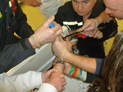 Kuriozní hasičský zásah: Operovali prst pilkou jako Burian