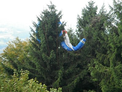 Na Kozákově uvízl na stromě paraglidista, dolů mu pomohli až hasiči