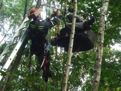 Paraglidistka přistála při letu z Kozákova v korunách stromů